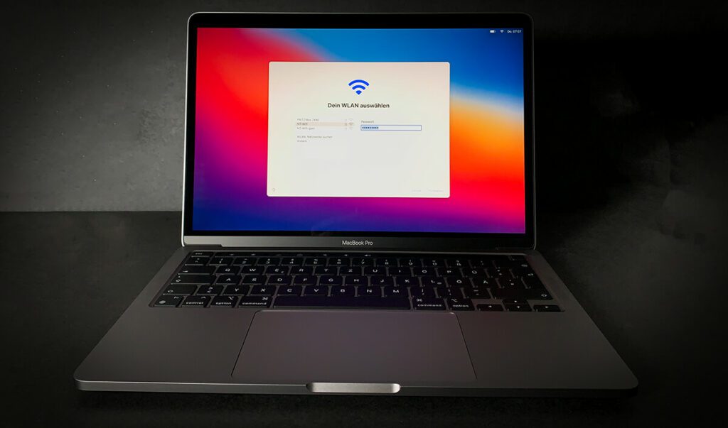 Äußerlich hat sich am MacBook Pro Design wenig getan – die wichtigen Sachen stecken aber innen drin: der M1 Apple Silicon Chip.