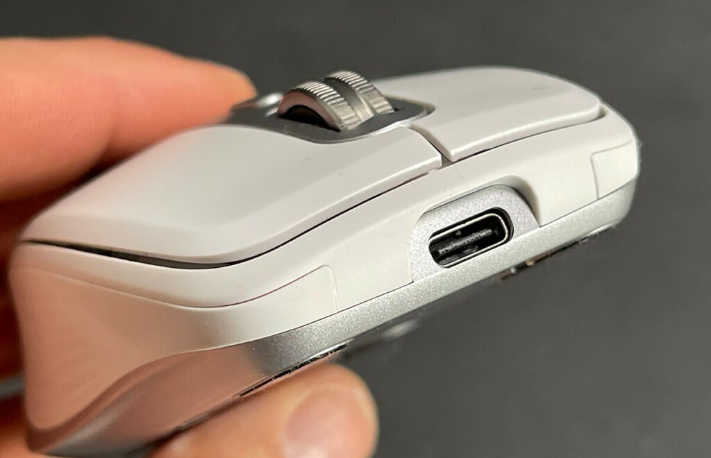 Der USB-C-Anschluss der Logitech Funkmaus ist vorne angebracht und ermöglicht die Bedienung während des Ladens.