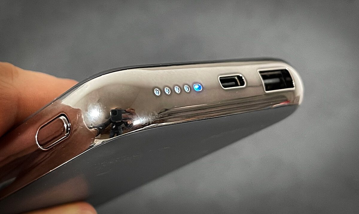 satechi quatro wireless power bank