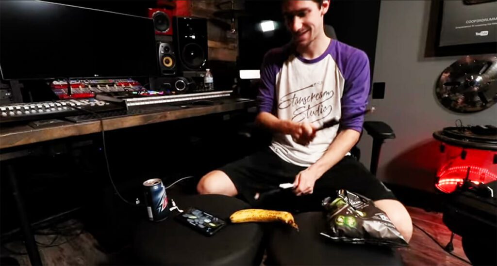 Schlagzeugspielen auf Banane, Getränkedose und Chipstüte – der Youtuber COOP3RDRUMM3R macht es vor.