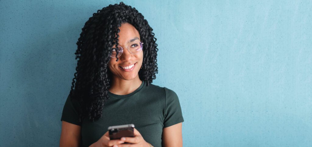 Chatting, communicating in groups, making calls and sending files - all of this works without WhatsApp. Here you can find information about the WhatsApp alternatives Signal, Telegram and Threema for iOS and Android.
