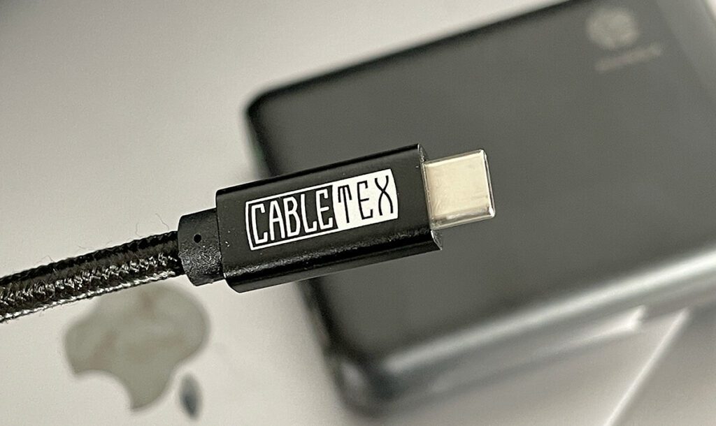 Mit den CableTex Kabeln habe ich bisher nur gute Erfahrungen gemacht: höchste Leistung beim Laden und hohe Übertragungsraten, wenn man sie an Festplatten oder anderen Geräten mit Datendurchsatz verwendet.