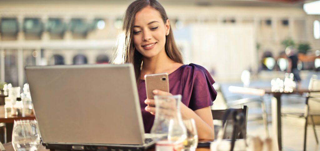 Google recompensa la usabilidad del sitio web con una mejor ubicación del sitio web en los resultados de búsqueda. Por lo tanto, el tema es importante en la optimización de motores de búsqueda (SEO).