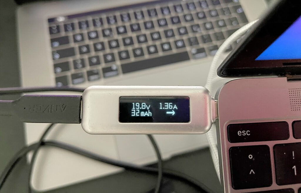 Mein kleines MacBook 12 Zoll wird mit ca. 27 Watt geladen – genauso schnell, wie mit dem Apple Netzteil.