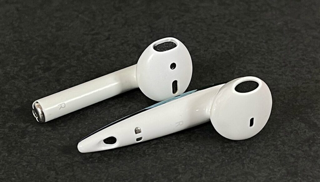 Seen from the side, you can see that the charging contacts are not attached to the opening at the bottom (as with the AirPods)