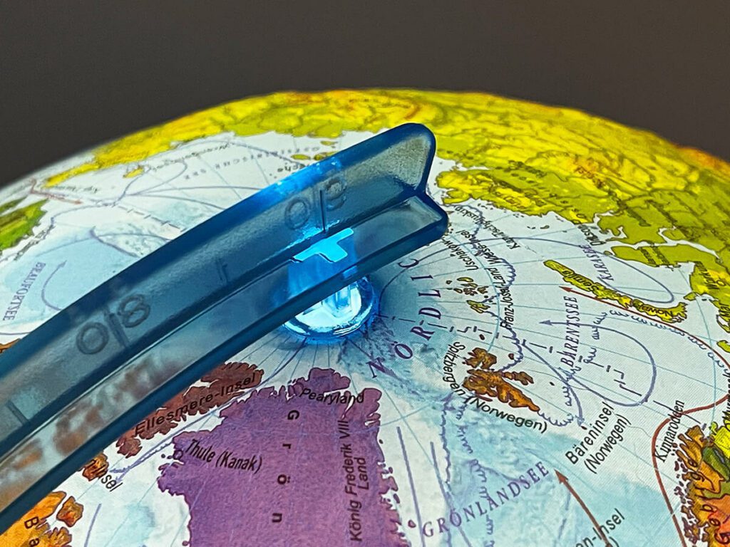 Am Nordpol steckt ein Kunststoffknubbel des Arms im Globus, aber es gibt keine richtige Lagerung, sodass das Drehen der Kugel nicht so glatt und widerstandslos läuft, wie man es von früheren Globen gewohnt ist.