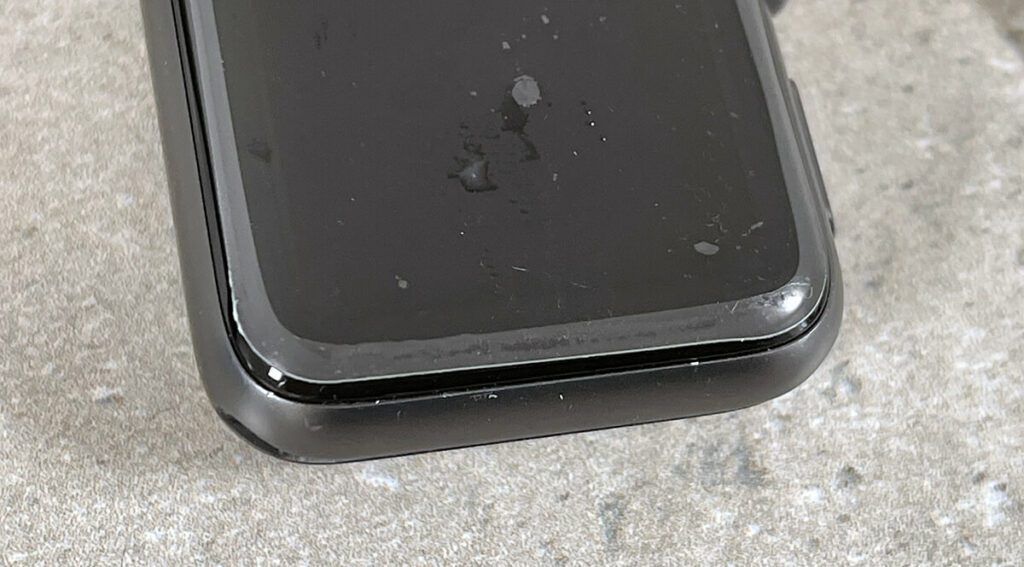 Keine Panik! Alles ok so… Direkt nach dem Aufbringen sind noch Blasen sichtbar, die man seitlich rausstreicht. Erst nach ca. 15 Minuten Wartezeit sollte man dann beginne, die Folie über die Rundungen zu drücken. Bei mir hat es sogar erst nach 45 Minuten richtig gehalten.