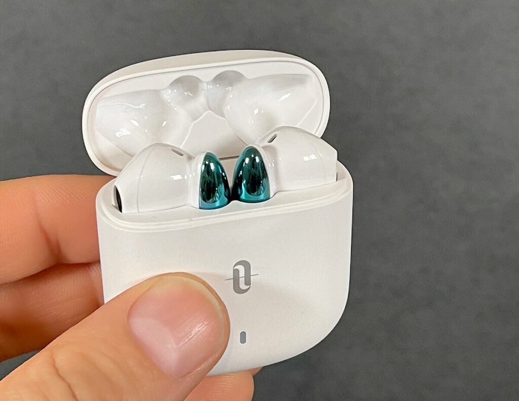 The TaoTronics TT-BH080 (SoundLiberty 80) are very similar to the AirPods in terms of their construction. Only the colored surface and the shape of the bars are different (photos: Sir Apfelot).
