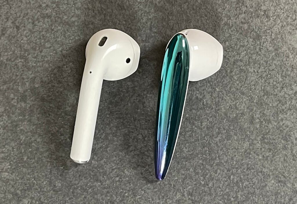 On the left you can see the AirPods and on the right the SoundLiberty 80, which are a little longer (photos: Sir Apfelot).