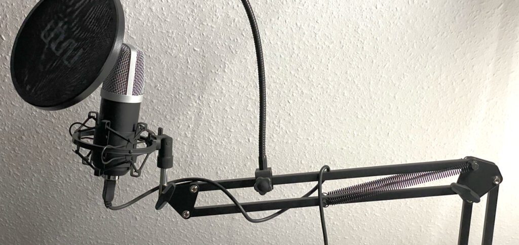 The microphone boom is clamped to the table top. Then the uhuru microphone can be swiveled, adjusted in height, pulled up or pushed away - just as you need it.