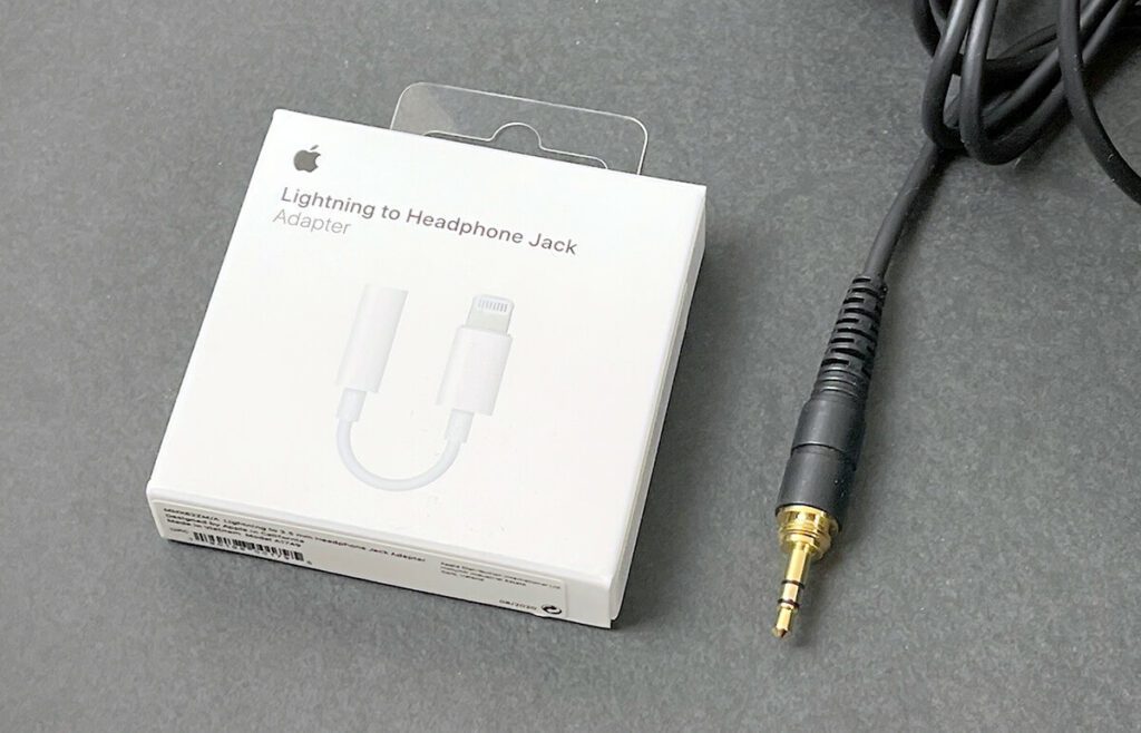 Für den Anschluss eines kabelgebundenen Kopfhörers an das iPhone, benötigt man den Lightning-auf-Audio-Adapter von Apple (Fotos: Sir Apfelot).