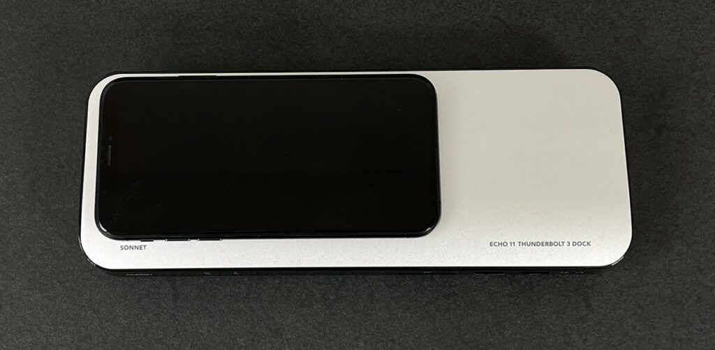 Größenvergleich: Mein iPhone Xs (ohne Max) auf der Sonnet Echo 11 Thunderbolt Dockingstation.