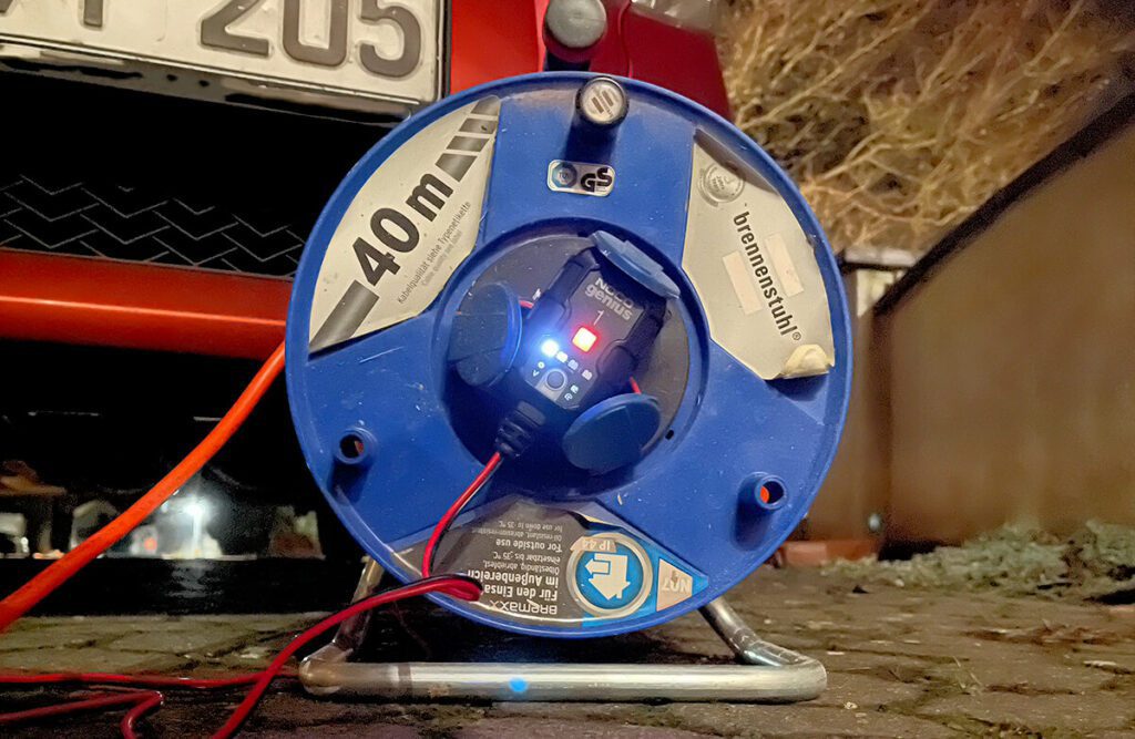Solange der Ladevorgang in Gang ist, leuchtet die mittlere LED rot.