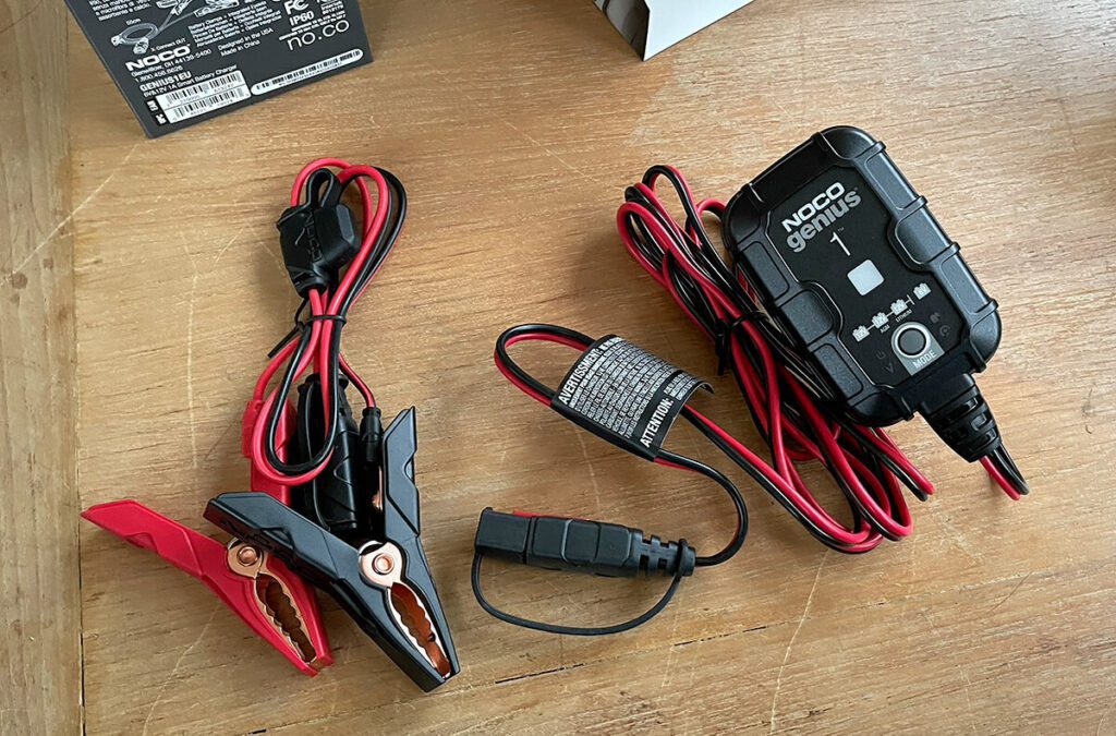 Im Lieferumfang ist neben dem Batterie-Ladegerät selbst auch noch eine Klemme mit passendem Verbindungsstecker.