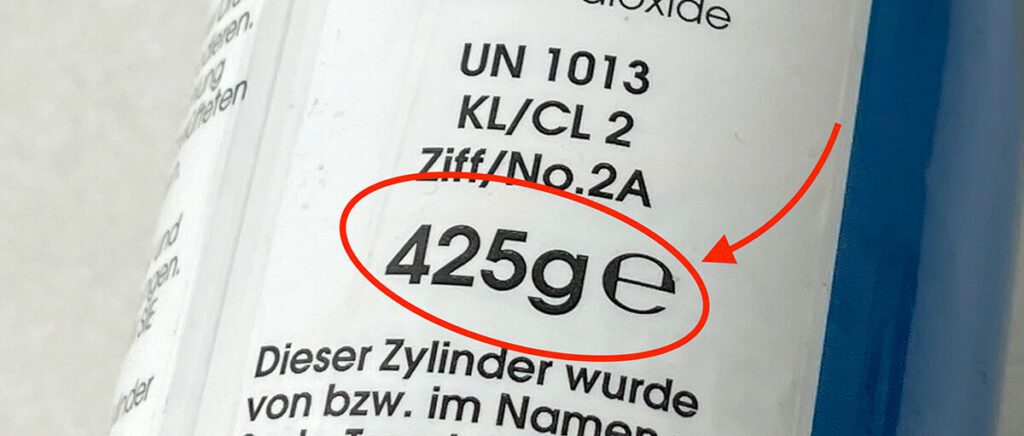 Das Füllgewicht ist auf jeder Flasche aufgedruckt, sodass man durch Wiegen feststellen kann, ob die Flasche schon fast voll ist oder nicht (Foto: Sir Apfelot).