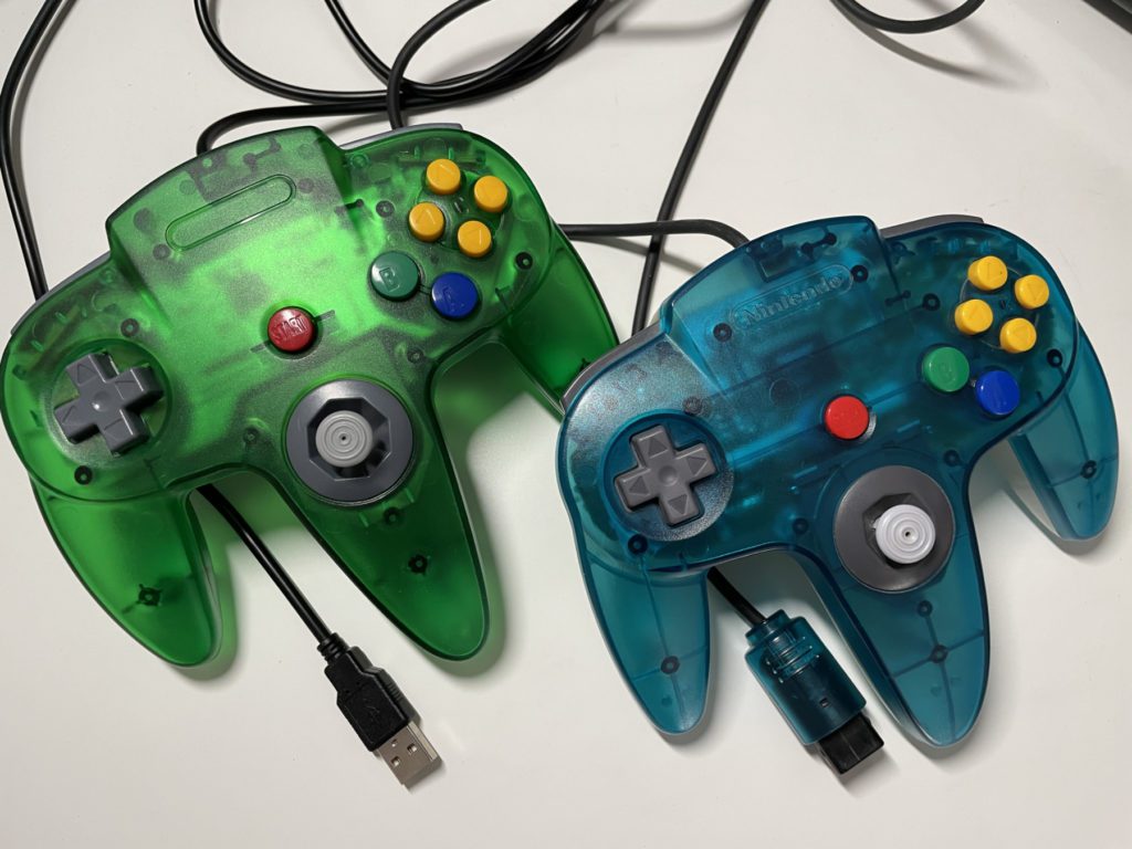 The miadore Retro 64 controller with USB connection (green, left) is based very well on the original N64 controller from Nintendo (blue, right). The feel of the game is also very close to the original.