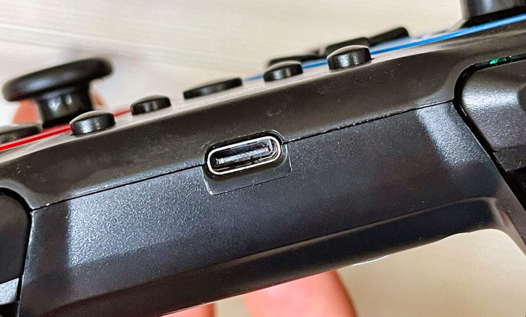 Schön ist, dass der Switch Controller auch über USB-C aufgeladen werden kann. Ich versuche nach und nach alles auf USB-C umzustellen, aber ein paar Geräte haben leider immernoch <a class=