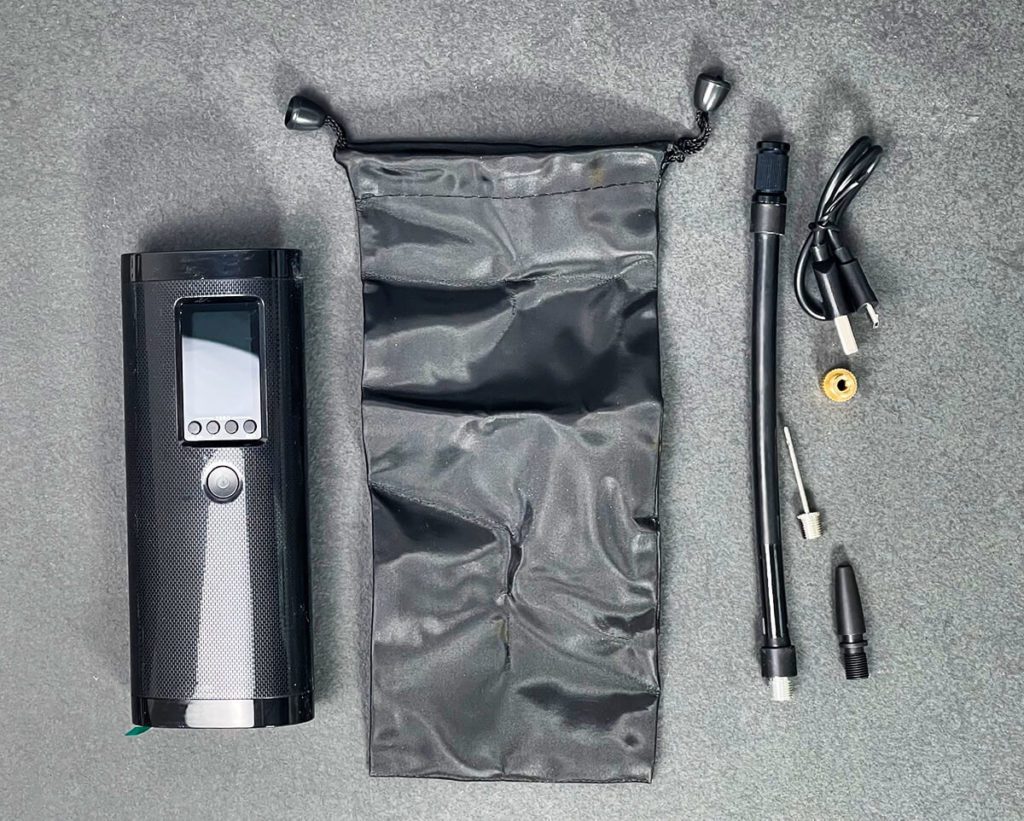 Im Lieferumfang der elektrischen Luftpumpe von Veeape findet man auch zwei Adapter, einen Transportbeutel und ein USB-Ladekabel – praktisch, um es mit auf Touren zu nehmen (Fotos: Sir Apfelot).