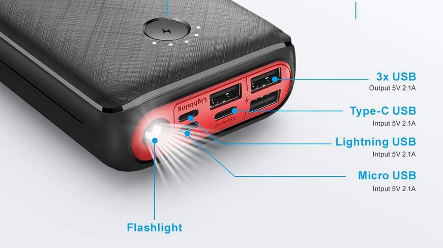 Hier sieht man alle Anschlüsse der Powerbank im Überblick – ebenso wie die Taschenlampenfunktion.