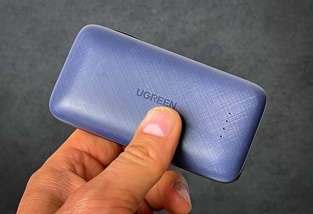 Die Ugreen PowerDot Powerbank ist wunderbar handlich, wie man hier im Foto sieht. Trotzdem kann sie ein iPhone 12 fast 3x wieder aufladen. Trotzdem