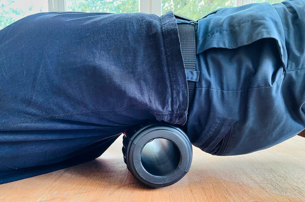 Die Anwendung ist recht einfach: Man klemmt sich die Rolle unter den Rücken und rollt dann bei den schmerzhaften Stellen langsam hin und her, um die Verspannungen zu lösen.