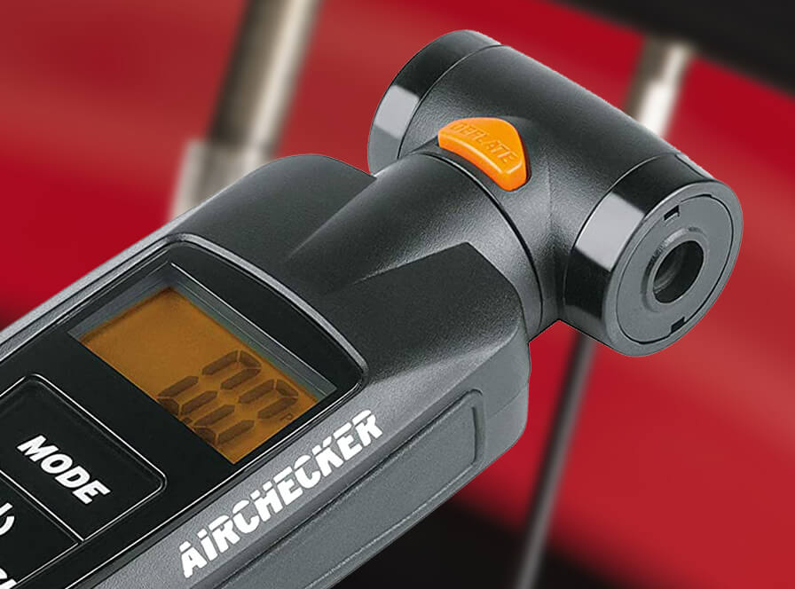 Mein persönlicher Favorit ist der SKS Airchecker – ein Reifendruckprüfer mit beleuchteter Digitalanzeige und solider Bauweise (Foto: Amazon).