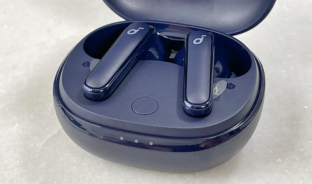 Here you can see the Life P3 earphones in the charging case. The plastic bottles are from the protective stickers, which of course have to be peeled off.