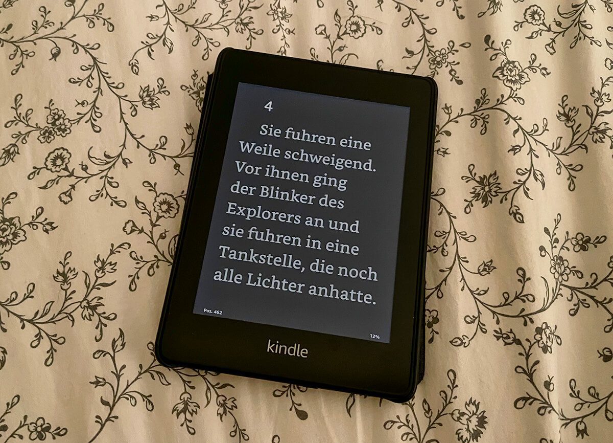 Hãy kích hoạt chế độ tối trên Kindle Paperwhite để tận hưởng đọc sách vào ban đêm. Đọc sách tối giản như không với chế độ tối trên Kindle Paperwhite. Hãy xem hình ảnh liên quan để biết chi tiết cách kích hoạt chế độ tối.