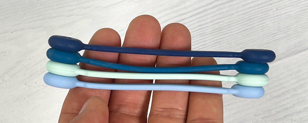 Hier sieht man die 10cm Variante der MagWrap Kabelbinder. Die "large"-Version hat fast die doppelte Länge.