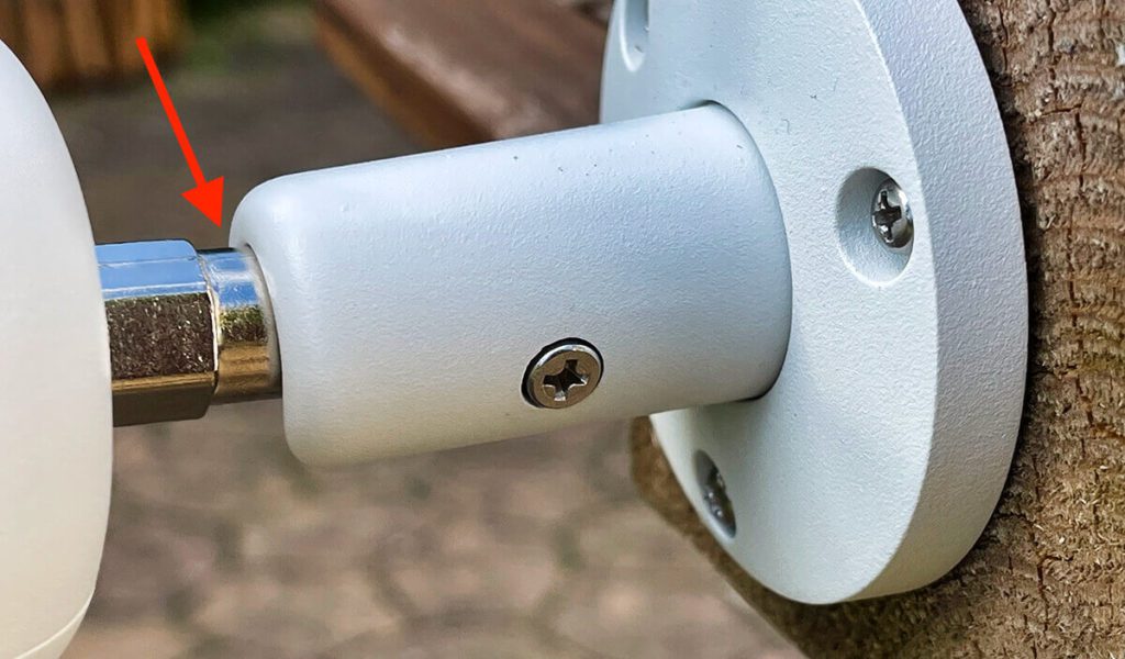 Die Befestigung der Imou könnte etwas geschickter sein, denn mit dem Gelenk kann man die Kamera nur vertikal schwenken, aber nicht seitlich. Das schränkt einen bei der Ausrichtung leider etwas ein.
