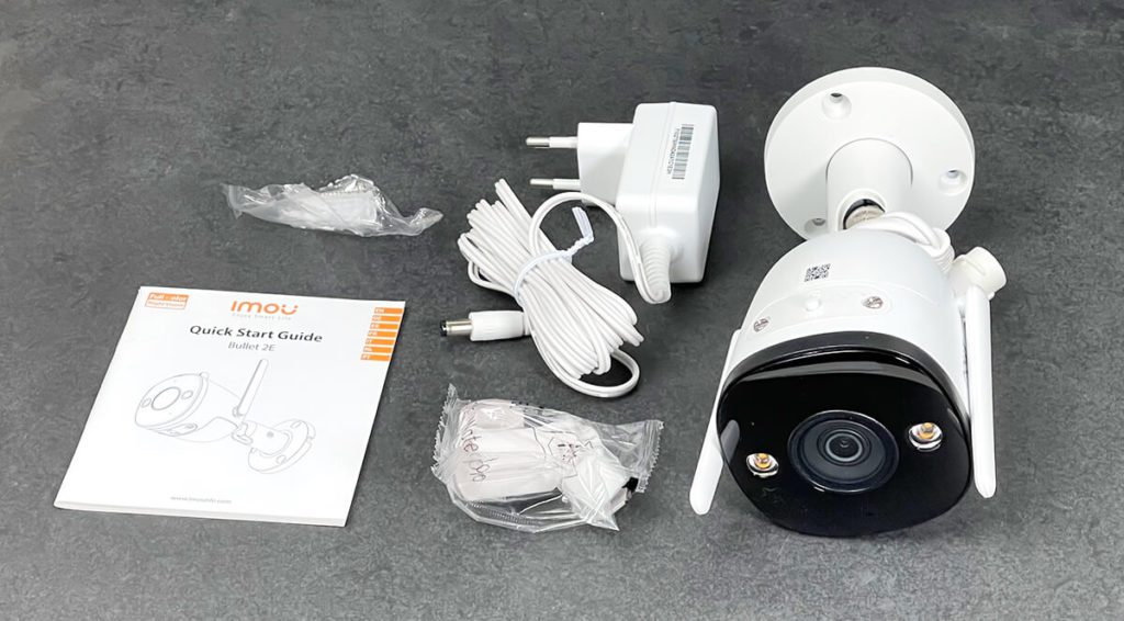 Im Lieferumfang der Imou IP-Kamera ist das Befestigungsmaterial und sogar eine Kabelverbindung enthalten, die wasserdicht ist, falls man die Kamera im Aussenbereich nutzen möchte.