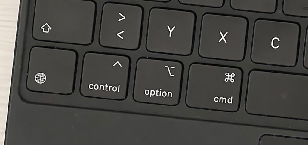Auf dieser iPad Pro Tastatur seht ihr mehrere Tasten, welche unter iPadOS für Tastenkürzel verwendet werden: Umschalttaste (Shift), Globus-Taste (Globe Key), Control (ctrl), Option (alt) und Command (cmd).