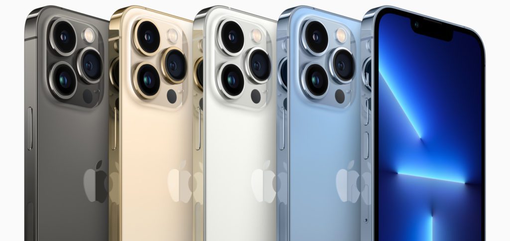 The iPhone 13 Pro and the iPhone 13 Pro Max from Apple have a new 3-camera system, a display with up to 120 Hz, cinematic mode for video recordings, a macro mode for photos, ProRes compatibility up to 4K with 30 fps and other great features. Here you will find an overview of the most important specs.