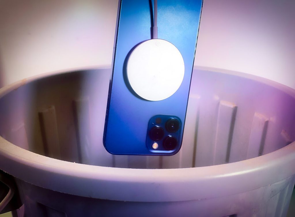 Sein iPhone jede Nacht mit MagSafe aufzuladen, ist auf Dauer so schädlich für den Akku, dass die maximale Kapazität innerhalb weniger Monate stark sinkt.
