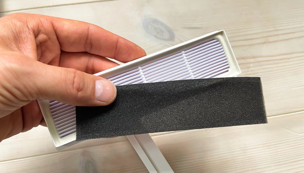 The filters can be taken apart and then cleaned under water. Here you can only see the paper filter and the foam stored in front of it.