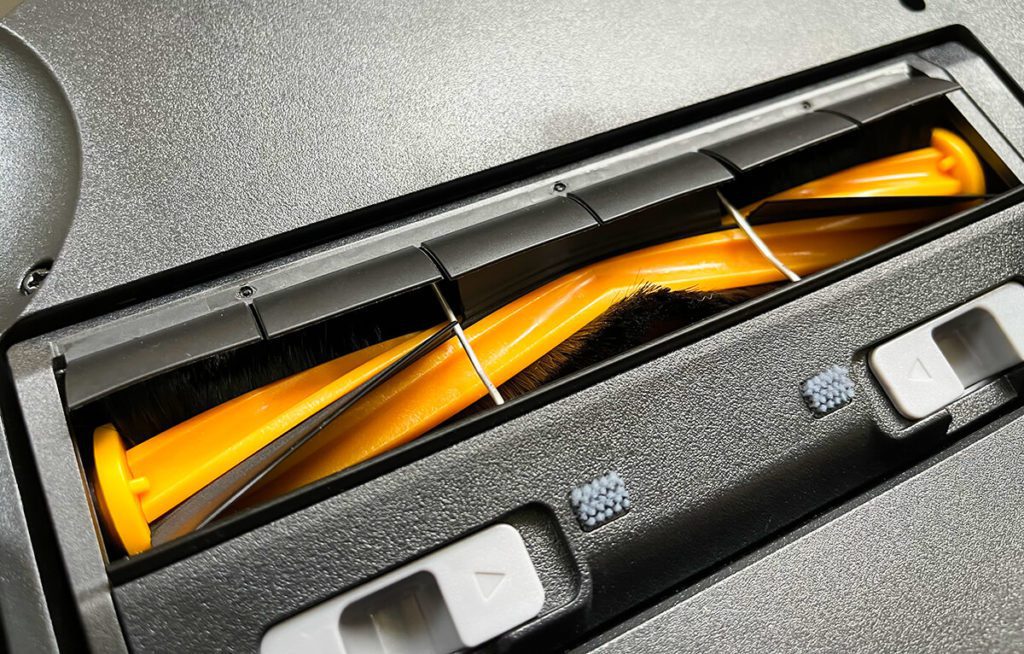 With the main brush made of rubber lamellas and plastic bristles, the Yeedi Vac Max reliably collects animal hair and transports it into the dust container (photos: Sir Apfelot).