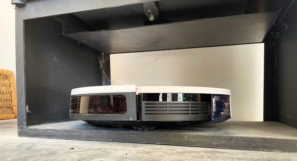 The mountaineering abilities of the Yeedi Vac Max are also astonishing: it even drove a 2,5 centimeter high step into our chimney and even cleaned there - only it didn't catch the cobwebs.
