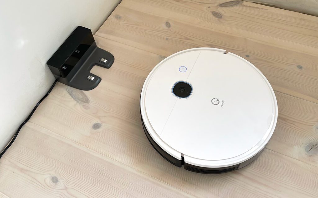 The Yeedi Vac Max drives precisely to the supplied docking station to recharge (Photos: Sir Apfelot).