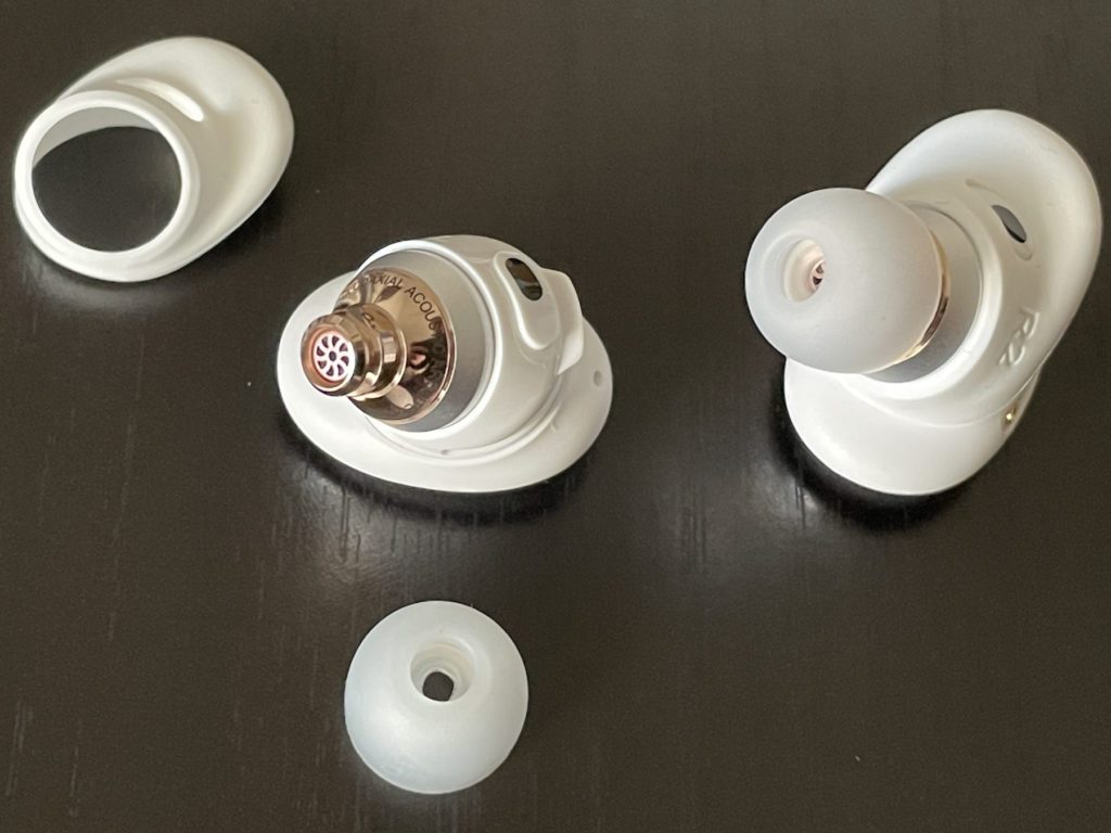 The design is well thought out for the functions to be implemented, such as noise canceling, the best audio sound and ear support. Personally, however, the wearing comfort is neglected.