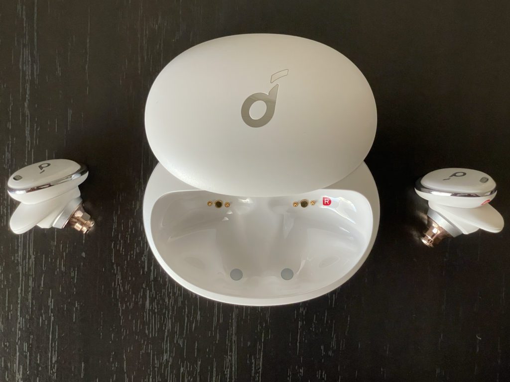 This is how the new Bluetooth headphones from Anker are popular. Silicone brackets for the auricle are already attached. But there are three other sizes available. There are also four cap sizes to choose from.