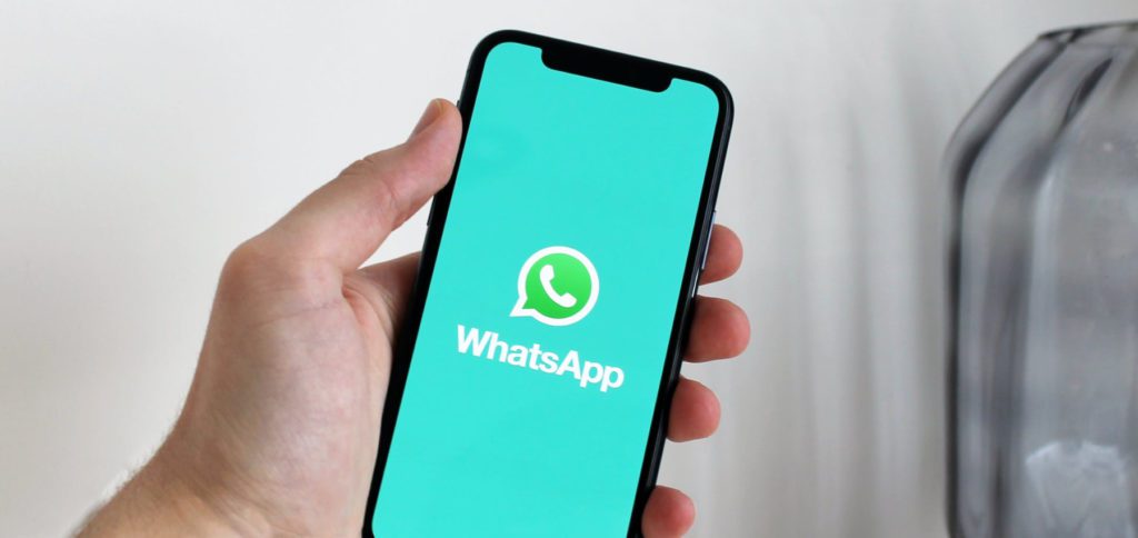 You want to move WhatsApp with all messages to a new iPhone? Here you will find a quick and super-easy solution as well as one that needs the iCloud backup of your chats and groups.