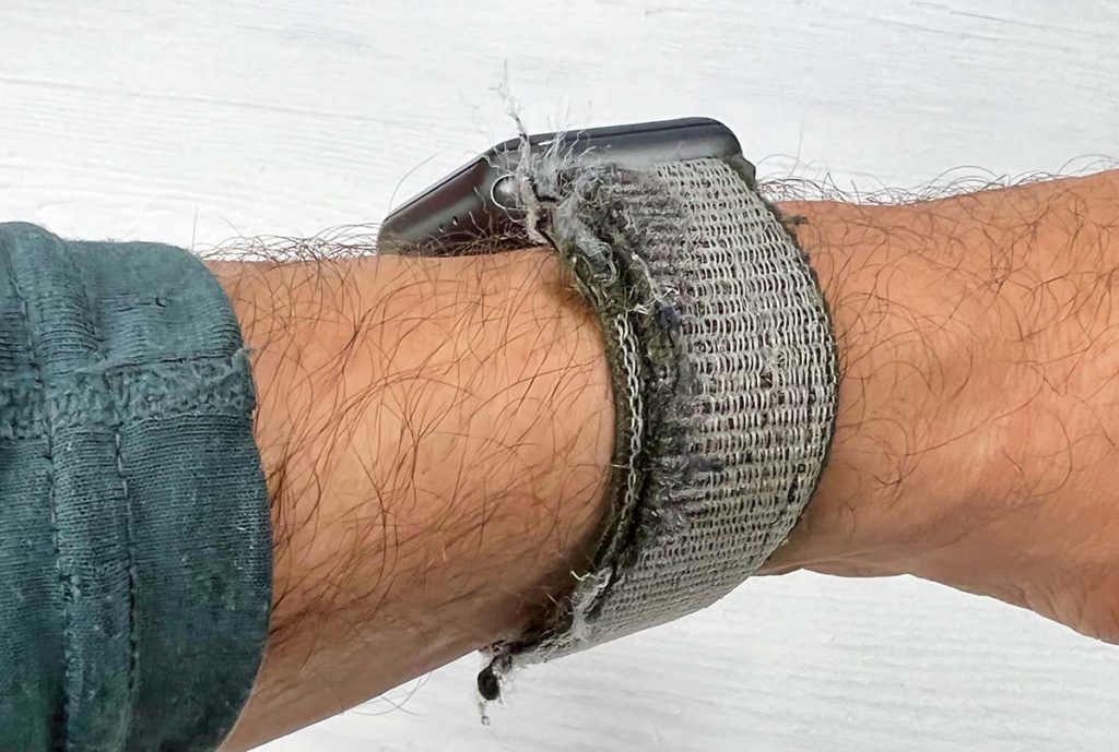 My old nylon strap on my Apple Watch Series 3 has held up well over the past few years, but has had too much contact with dogs, cats and Velcro straps. Now it has to be swapped slowly.