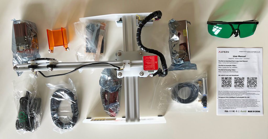 Im Lieferumfang des Aufero Laser 1 ist alles dabei, das man zum Starten mit dem Laser-Hobby benötigt. Nur ist in der Regel nur das Lasermodul enthalten, das man mitbestellt hat. Bei mir waren für den Test alle drei Module eingepackt (Fotos: Sir Apfelot).