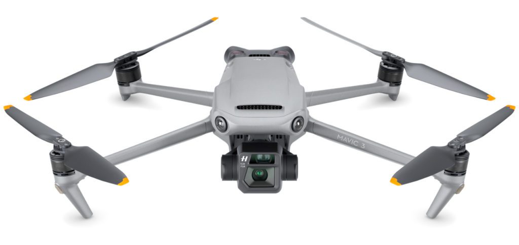 Äußerlich gibt es kaum Unterschiede. Die DJI Mavic 3 Cine bringt allerdings mehr internen SSD-Speicher sowie die Möglichkeit zur Aufnahme von Apple ProRes mit. Außerdem ist der Lieferumfang größer (s. u.).