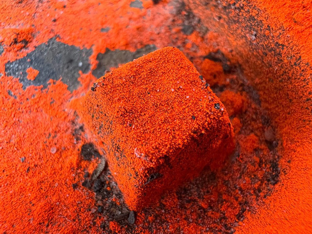 The best thing about macro mode is that you can snap completely new motifs. Here is a small part of a manhole cover that was sprayed orange by a construction worker. Somehow something, right ?!