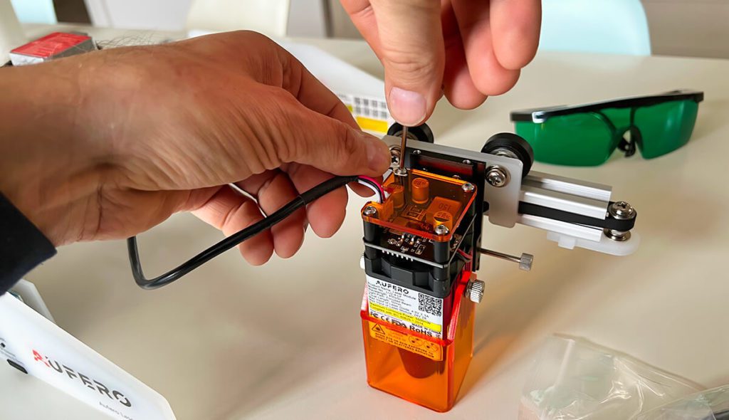 Die Montage ist sehr einfach. Jedes Lasermodul ist einfach aufsteckbar. Man muss nur noch Kabel einstöpselt und ein kleines Kabel (die Masse) anschrauben und fertig ist der Plug-and-Play-Laser.