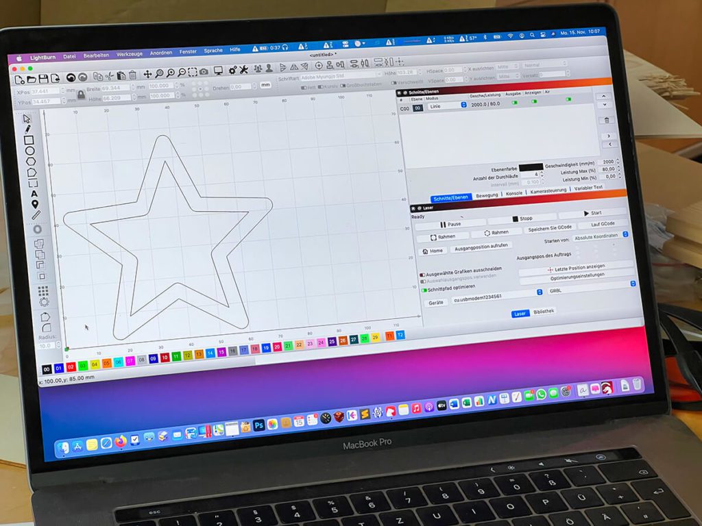 Die Steuerung des Lasers kann man mit dem kostenpflichtigen Programm Lightburn sehr komfortabel am Mac erledigen.