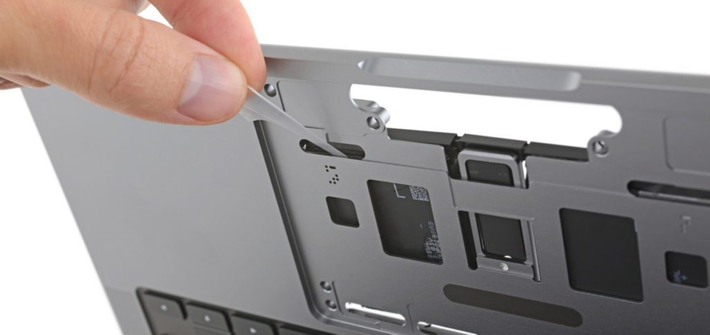 In order to release the middle battery elements of the new MBP, the trackpad must first be unscrewed. You can also find the necessary individual steps for this at iFixit.com.