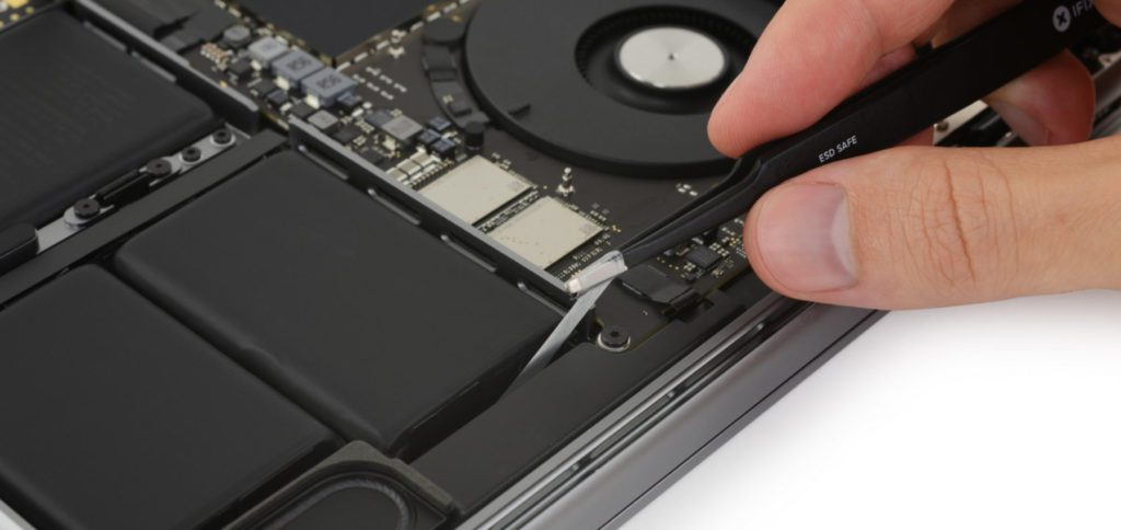 The side battery elements of the MacBook Pro 2021 can be easily removed by pulling the adhesive strip underneath. Source: iFixit.com