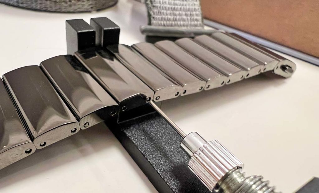 Das Werkzeug, mit welchem man die Länge des Armbands anpassen kann, ist im Lieferumfang enthalten – gute Augen und vernünftige Beleuchtung muss man selbst zur Anpassungsparty mitbringen.